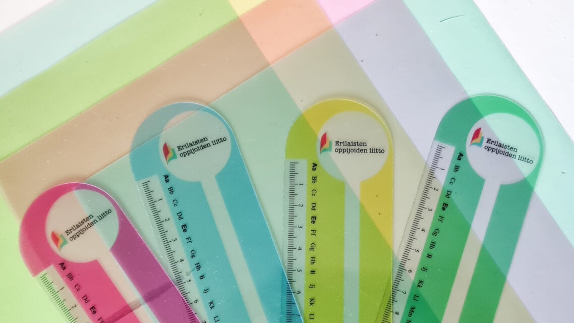 Vaaleanpunainen, sininen, keltainen ja vihreä lukuviivain viuhkamuodostelmassa etualalla, niiden alla vihreä, punainen, keltainen ja sininen lukukalvo.