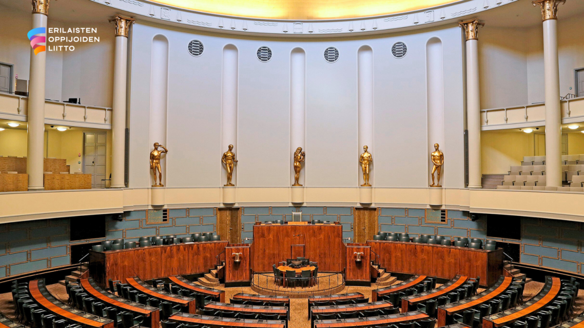Kuvassa eduskunnan iso sali