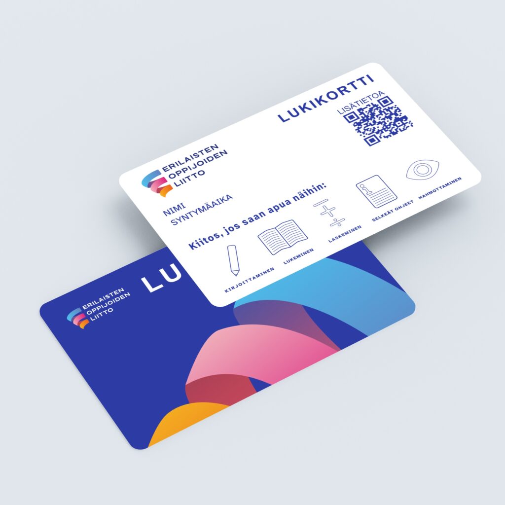 Havainnekuva Erilaisten oppijoiden liiton lukikortista. Kortissa on liiton logo ja kääntöpuolella kortinhaltijan nimi ja erityisen tuen tarpeet, sekä info-sivulle vievä QR-koodi.